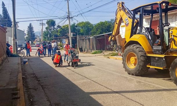 Rehabilitan sistema de drenaje sanitario en Santa María del Tule para mejorar servicios públicos