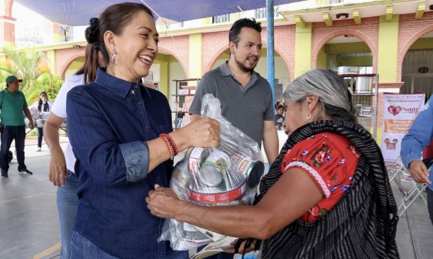 Entrega DIF Oaxaca en Sierra Sur y Mixteca canastas alimentarias y utensilios