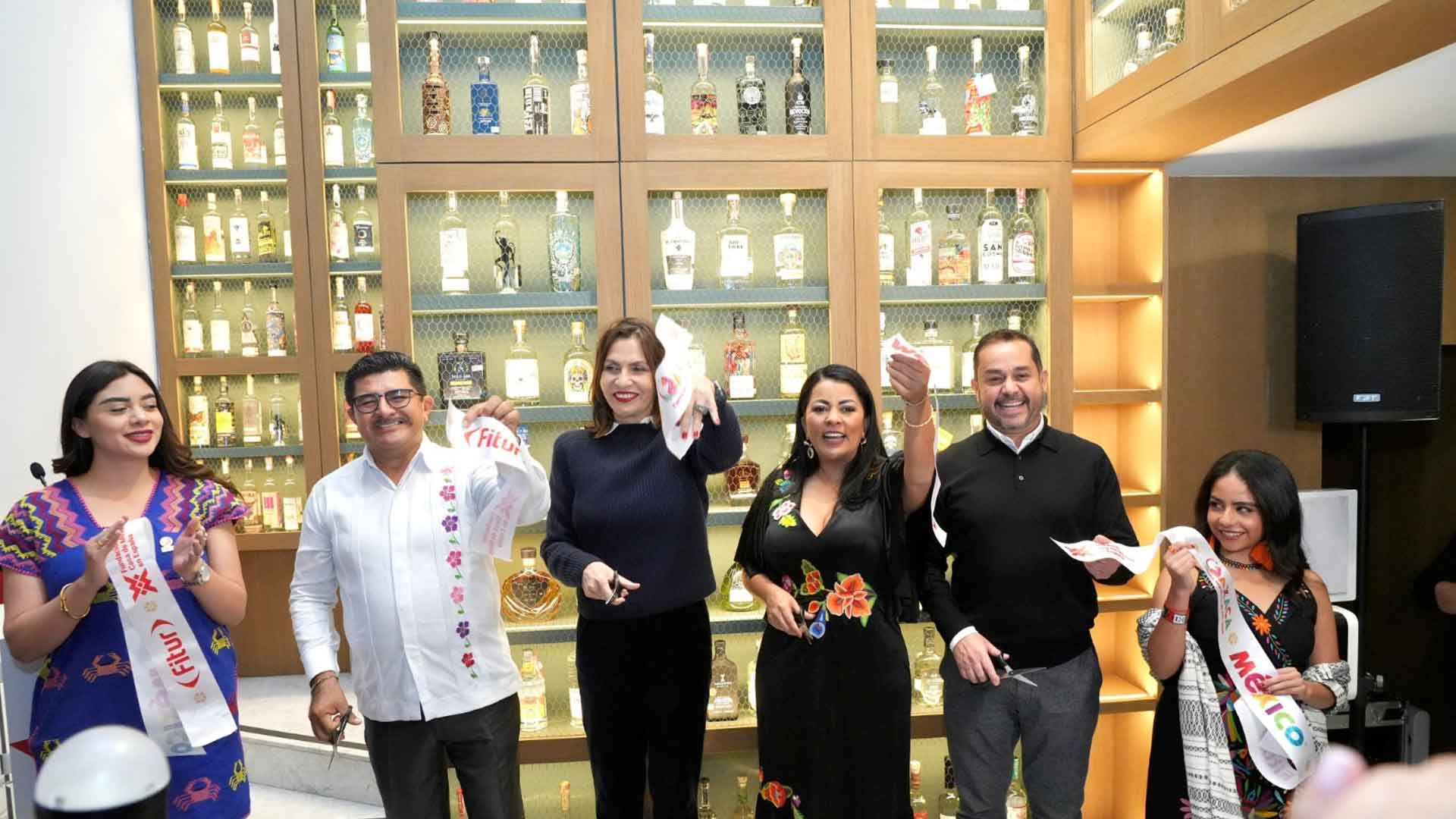 SECTUR Oaxaca inaugura el Muro del Mezcal en la Casa de México en España
