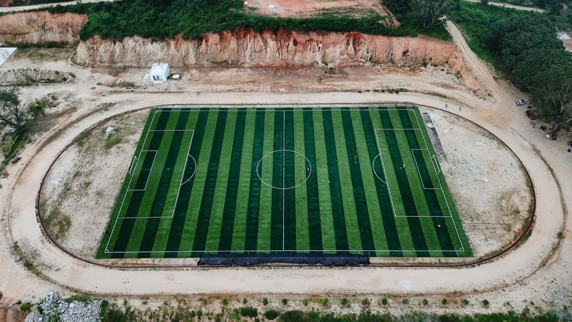 Santos Reyes Nopala avanza en la construcción de su multideportivo