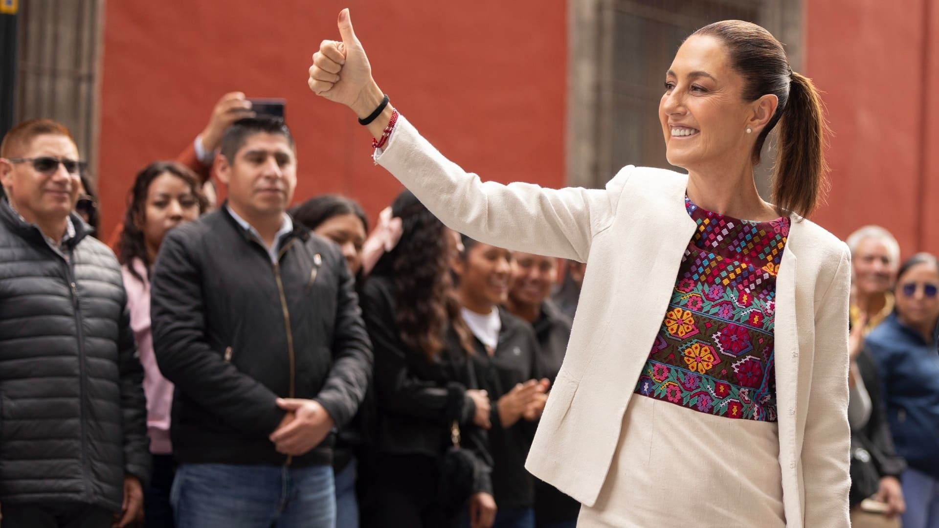 Caen remesas durante mayo; Sheinbaum lo atribuye a las redadas