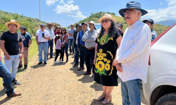 Senadora Luisa Cortés supervisa obra de electrificación en Santa Catalina Quierí
