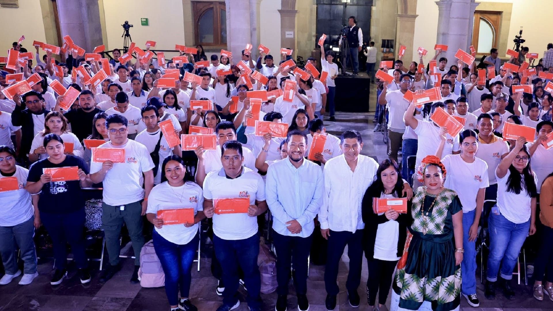 Mi Primera Chamba en Oaxaca entrega 1,500 tarjetas del programa a jóvenes