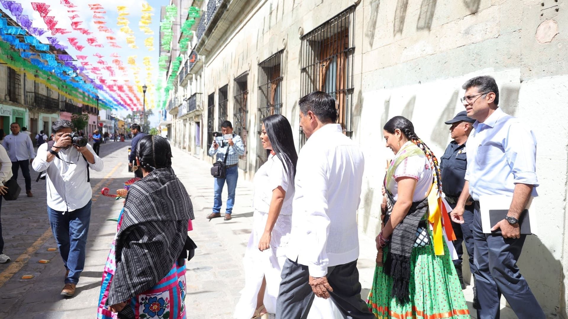 Sismo de magnitud 4.5 sorprende al gobernador de Oaxaca durante conferencia