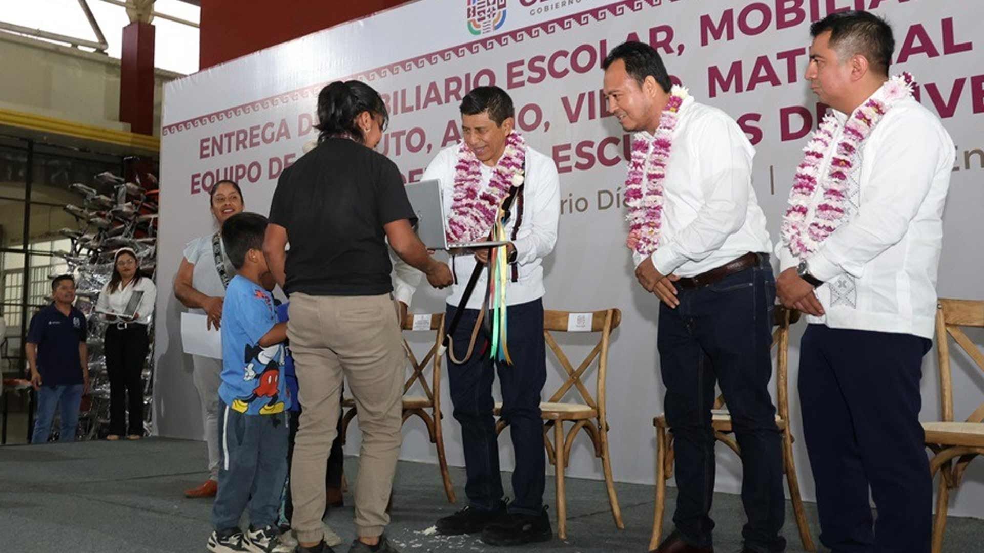 Gobierno de Oaxaca entrega mobiliario y equipo de cómputo a estudiantes de la Sierra Sur