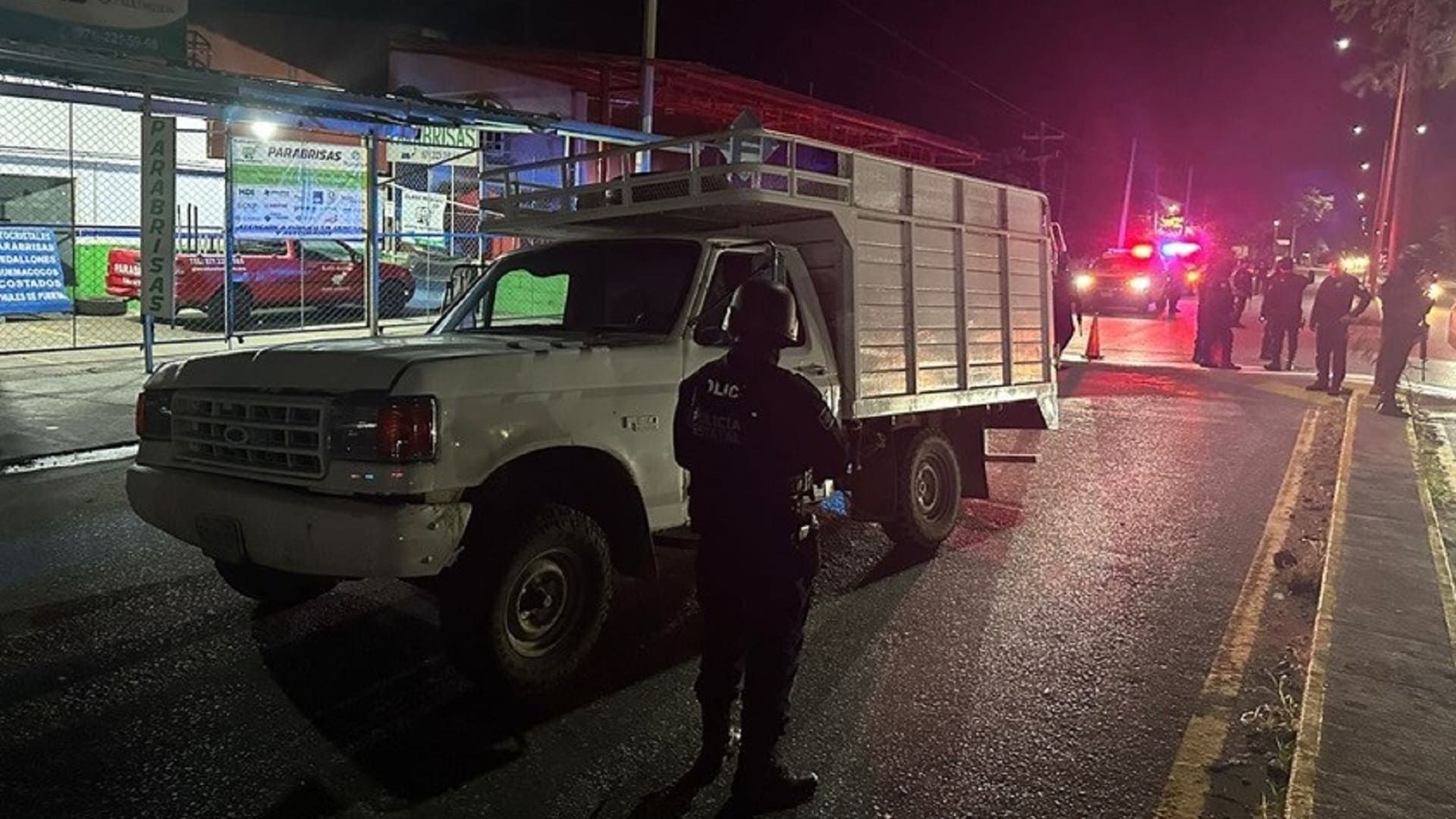 Aseguran camioneta con más de 2 mil litros de huachicol en Juchitán de Zaragoza