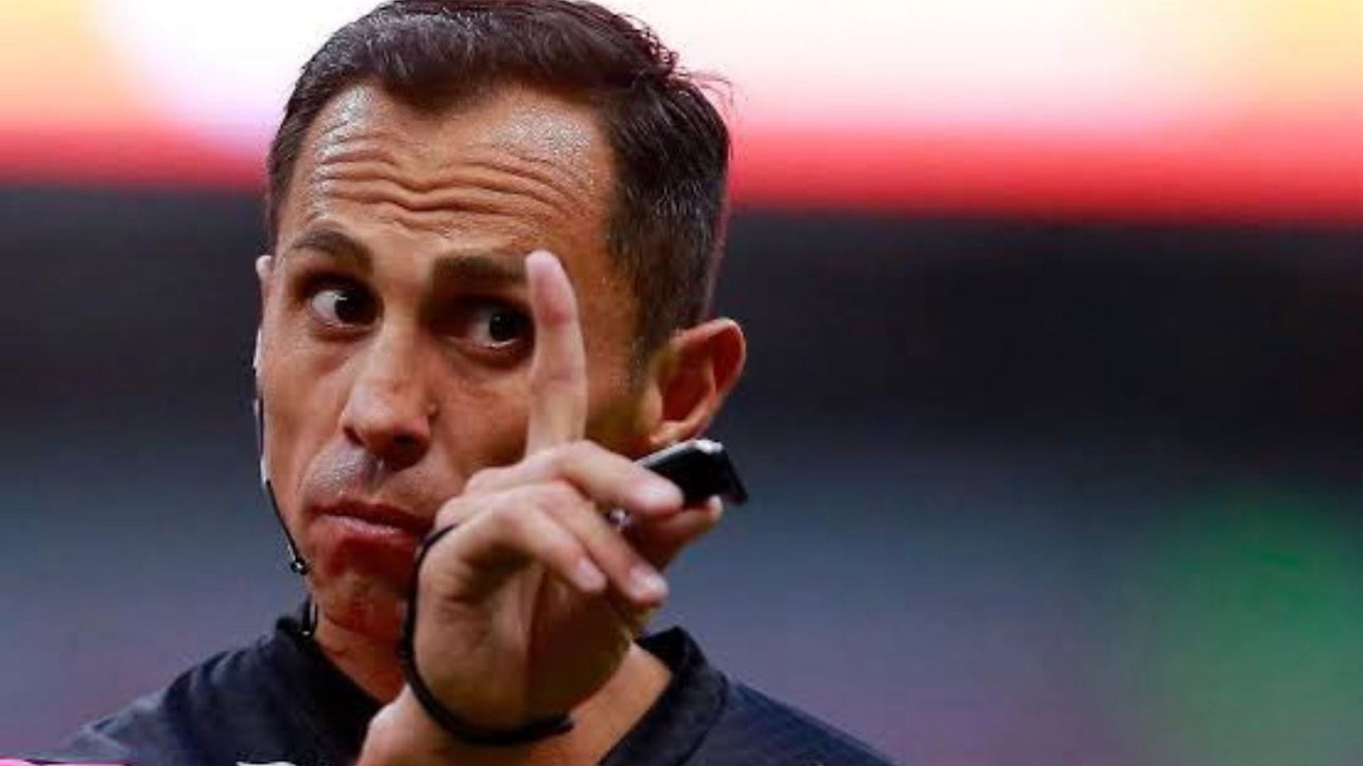 El árbitro Luis Enrique Santander es arrollado por el francés Allan Saint-Maximin durante un partido