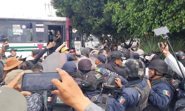 Entre gases y empujones policías liberan bloque de trabajadores del Telebachillerato Comunitario