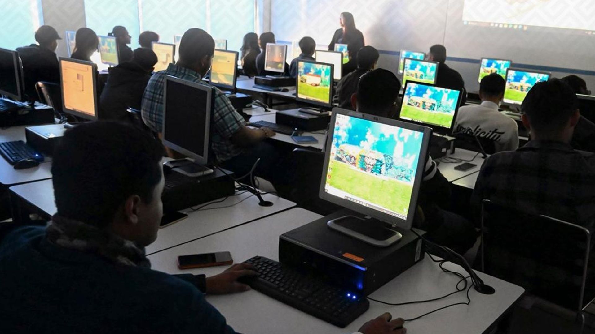 Curso gratuito de Inteligencia Artificial 2025: requisitos, modalidades y fechas clave