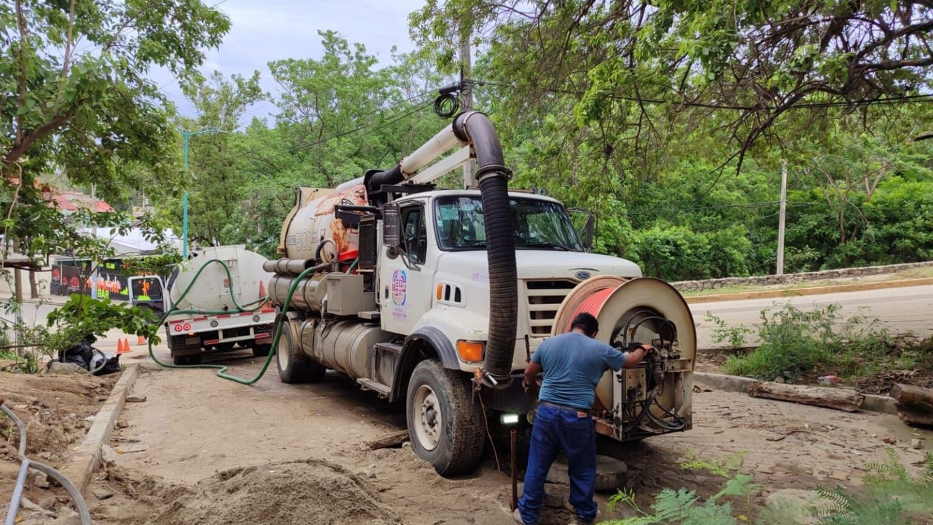Ceabien realiza desazolve preventivo en calle Sabali de Huatulco