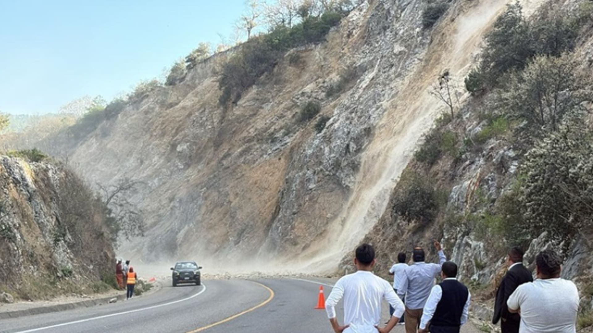 Por derrumbe cierran la autopista Oaxaca-Cuacnopalan 