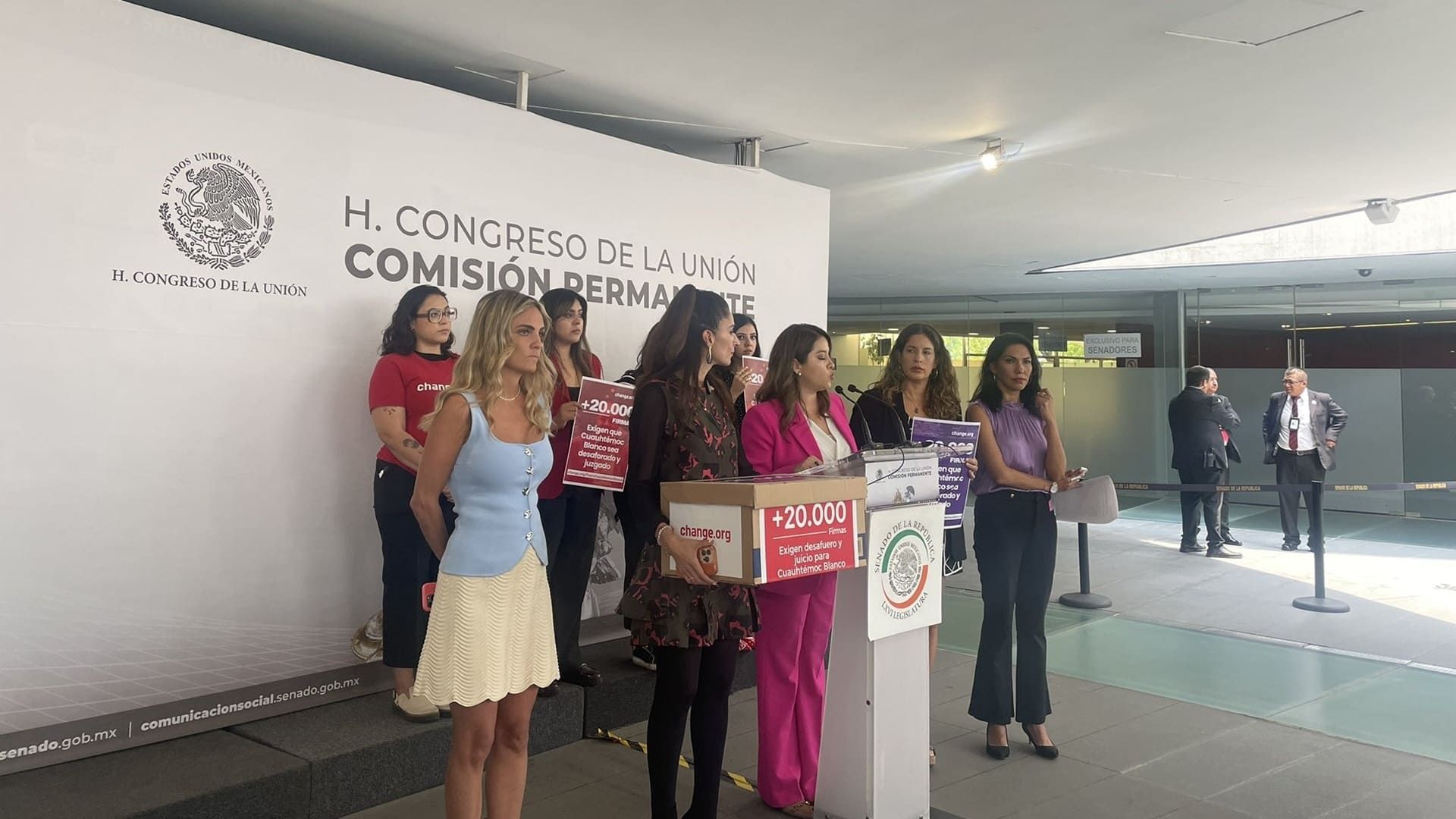 Diputadas entregan 23 mil firmas para exigir el desafuero de Cuauhtémoc Blanco