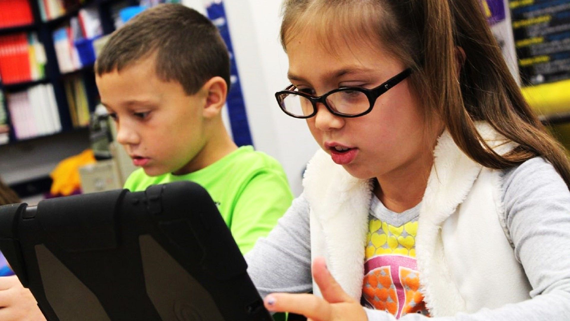 ¿Cómo puedo gestionar las emociones de mi hija con autismo?