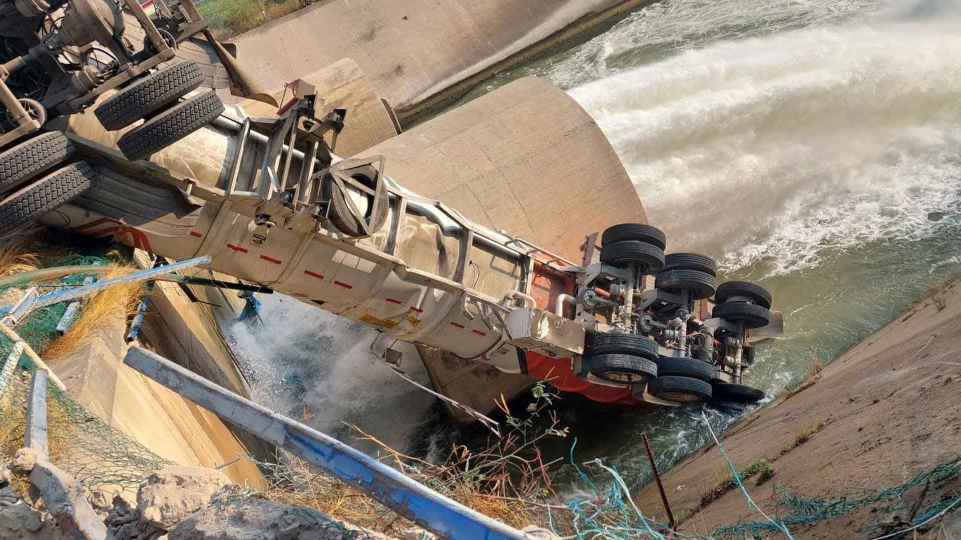 Protección Civil de Oaxaca atiende accidente de pipa en la presa Benito Juárez de Jalapa del Marqués