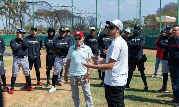 Guerreros de Oaxaca reciben la visita de Alfredo Harp Helú y Santiago Harp Grañén