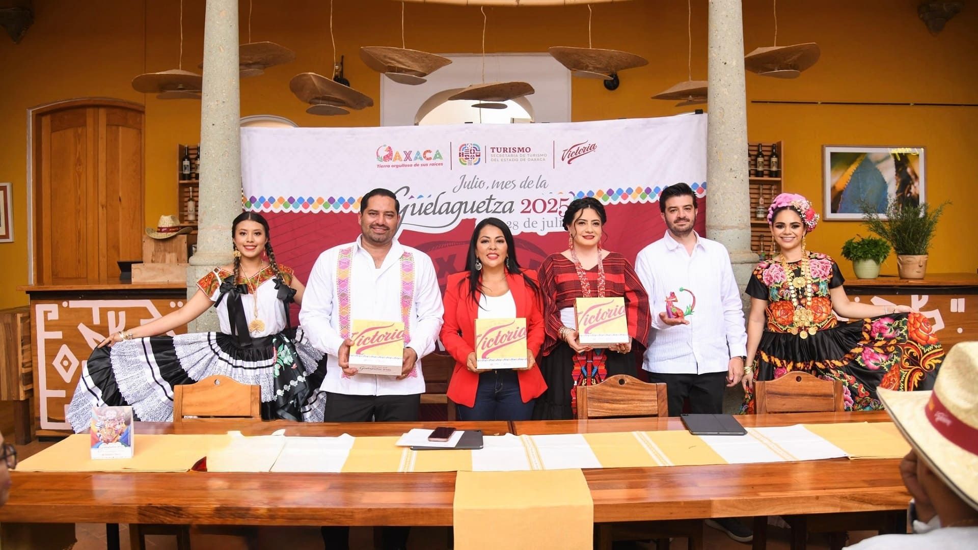 Presentan latón Victoria Edición Especial de la Guelaguetza 2025