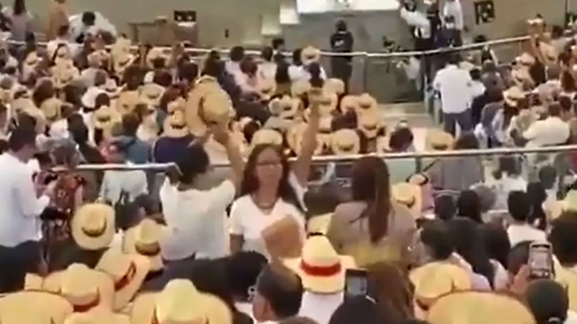 Cineasta Ángeles Cruz se manifiesta en la Guelaguetza; pide atender violencia en San Miguel El Grande