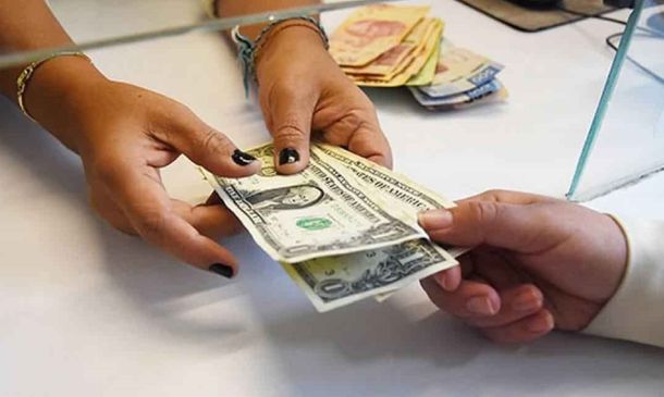 Caen remesas a México: dejan de llegar 3 mil millones de dólares en un año, reporta Banxico