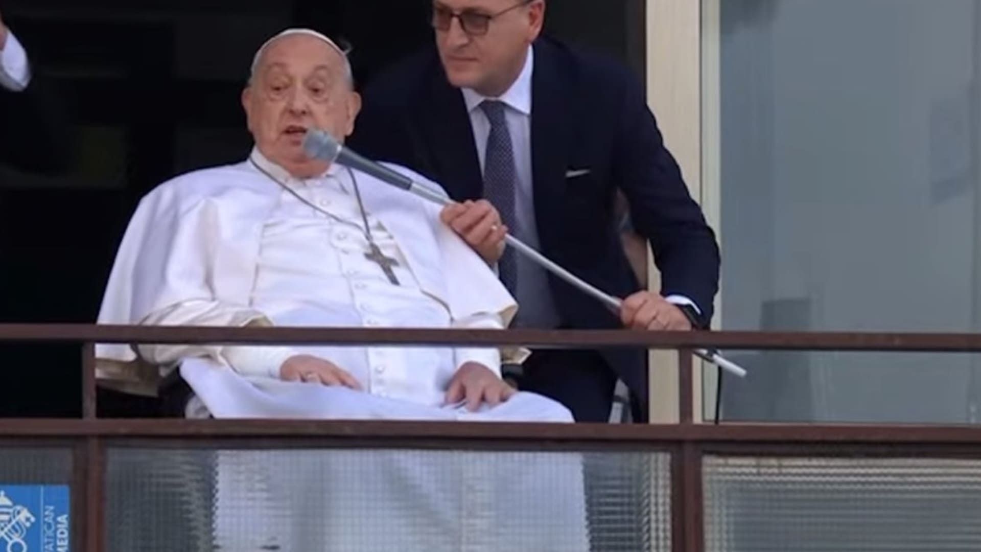 Francisco reaparece, tras 37 días de hospitalización