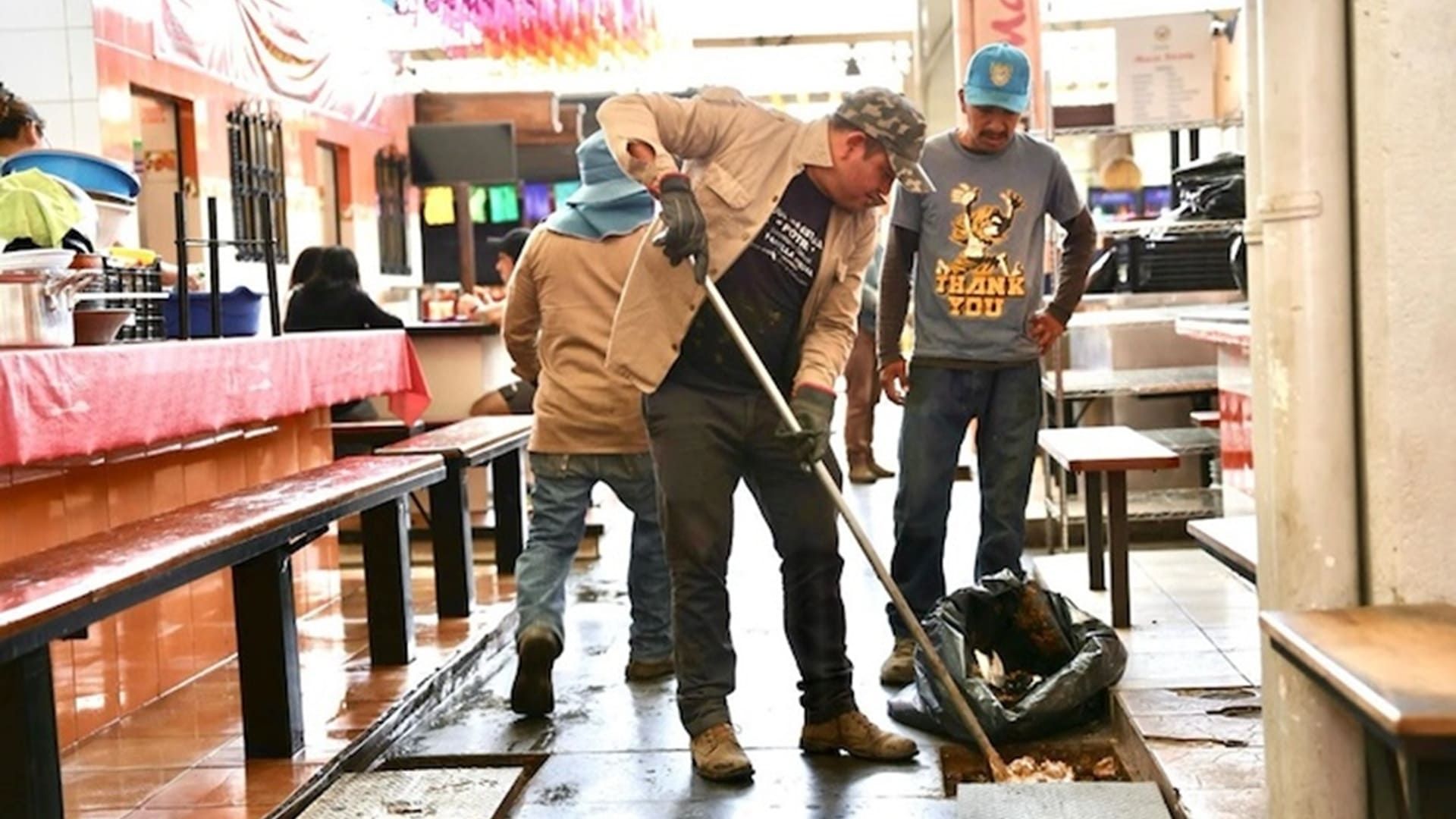 Soapa limpia y desazolva drenaje del mercado 20 de Noviembre